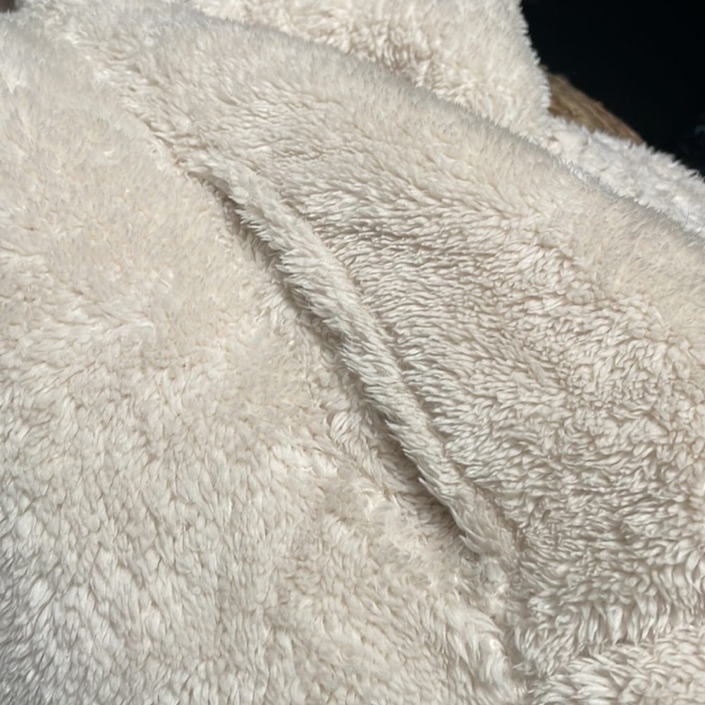 Fuzzy pullover - Picture 3 of 4